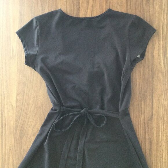 Maternity Wardrobe Bundle – 2 Dresses + 1 Short-Sleeve Sweater - Picture 9 of 13